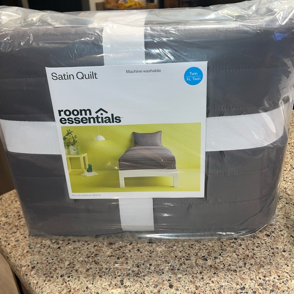 Twin/ Twin XL Room Essentials Charcoal Satin Quilt